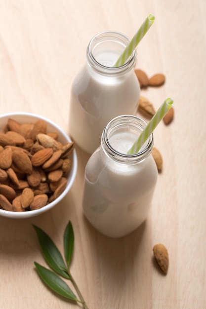 Photo lait d'amande sur une table en bois naturel