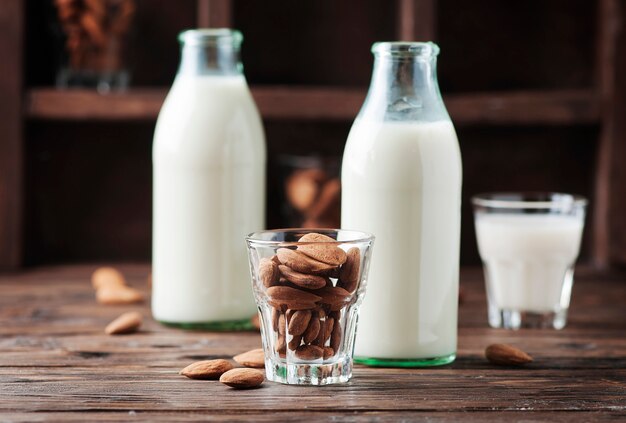 Lait d'amande sur la table en bois