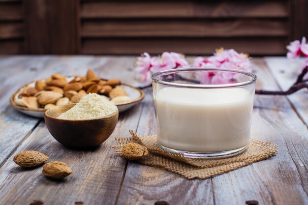 Lait d'amande végétalien non laitier dans un grand verre