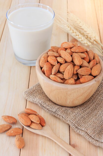 Lait d&#39;amande en verre aux amandes sur table en bois