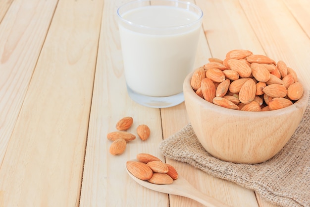 Lait d&#39;amande en verre aux amandes sur table en bois