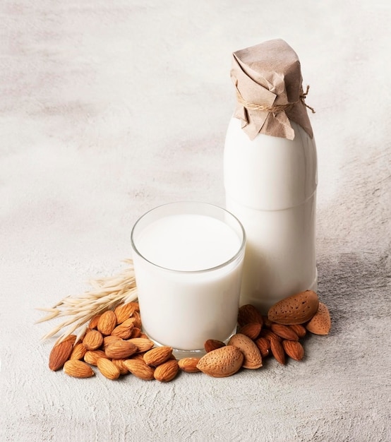 Lait d'amandes et lait d'avoine sur fond de béton