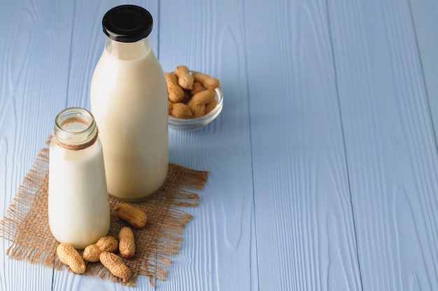 Lait d'arachide vegan en verre avec des arachides