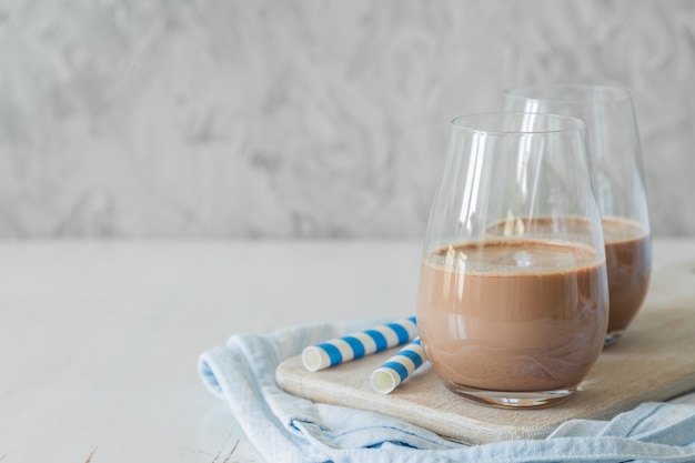 Photo lait au chocolat dans des verres