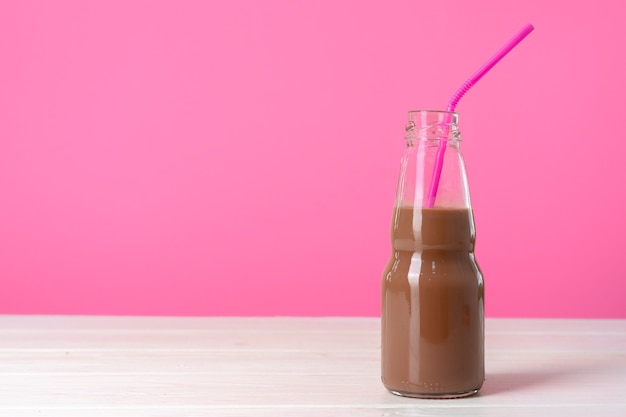 Lait au chocolat ou milk-shake en bouteille en verre