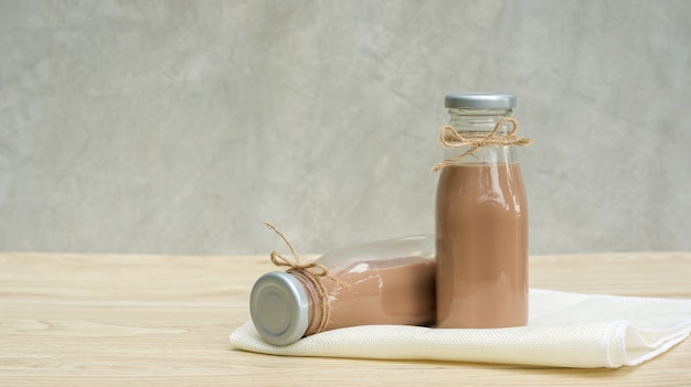 Lait au chocolat sur une table en bois.