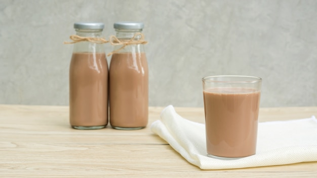 Lait au chocolat sur une table en bois.