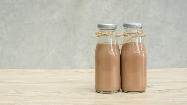 Lait au chocolat sur une table en bois.