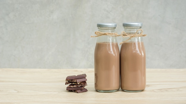 Lait au chocolat sur une table en bois.