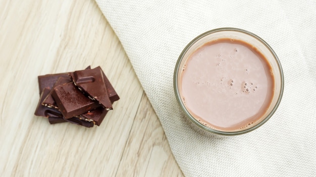 Lait au chocolat sur une table en bois.