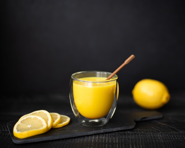 Lait au curcuma, cannelle et citron dans des verres