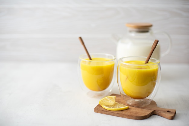 Lait au curcuma, cannelle et gingembre dans des verres