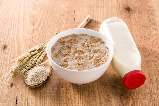 Lait d'avoine et céréales sur table en bois