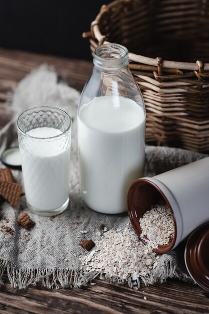 Lait d'avoine dans une bouteille en verre sur une table en bois