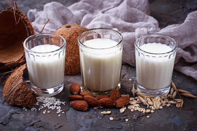 Lait d&#39;avoine, noix de coco et amandes. Boisson végétalienne non laitière