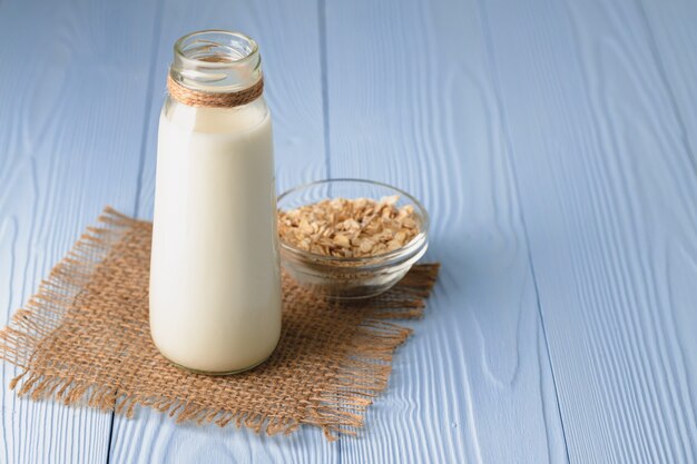 Lait d'avoine végétalien avec flocons d'avoine close up