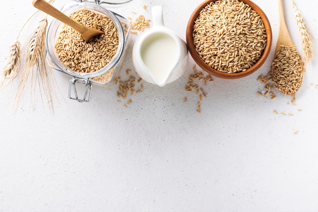 Lait d'avoine végétalien sur fond blanc avec espace de copie.