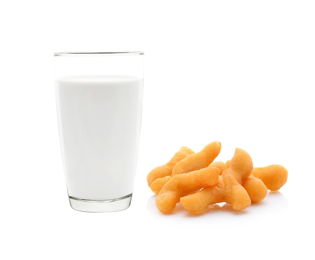 Lait avec bâtonnet de pâte frite