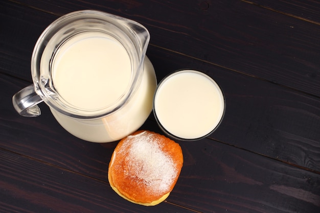 Lait et beignet sur une surface sombre