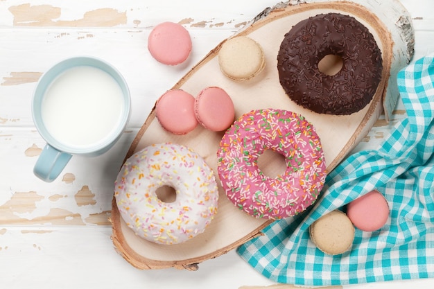 Lait et beignets sur table en bois