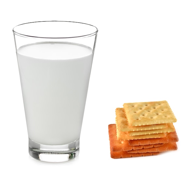 Lait, biscuits, isolés mis sur blanc.