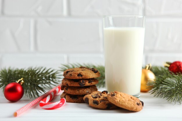 Lait et biscuits de Noël pour le père Noël sur la table fond de Noël