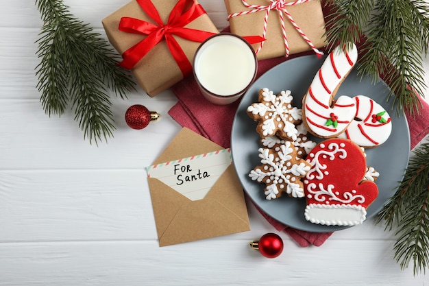 Lait et biscuits de Noël pour le père Noël sur la table fond de Noël