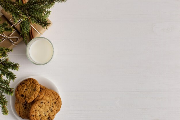 Lait et biscuits pour le père Noël sous le sapin