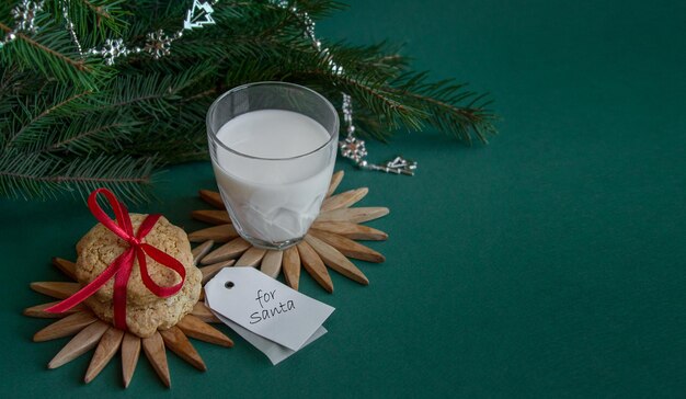 Lait et biscuits pour le Père Noël. VACANCE . FOND VERT