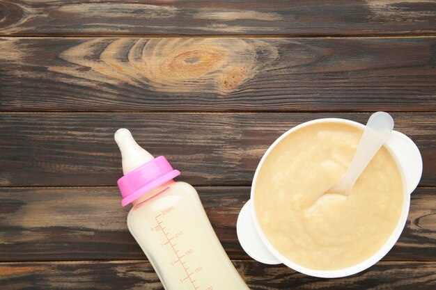 Photo lait et bol avec porridge pour bébé