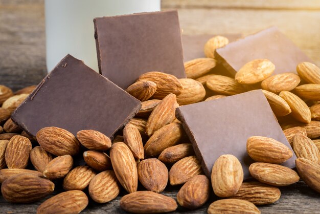 Lait en bouteille, chocolat et amande sur bois