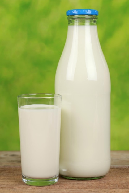 Lait en bouteille et en verre