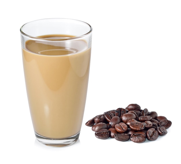 Lait de café et grains de café sur fond blanc