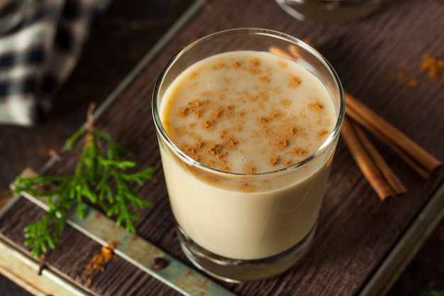 lait à la cannelle sur table en bois