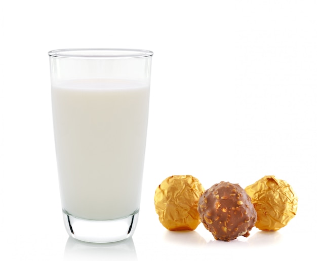 Lait et chocolat isolé sur espace blanc