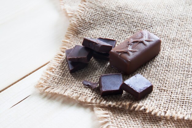 Lait et chocolat noir sur la table