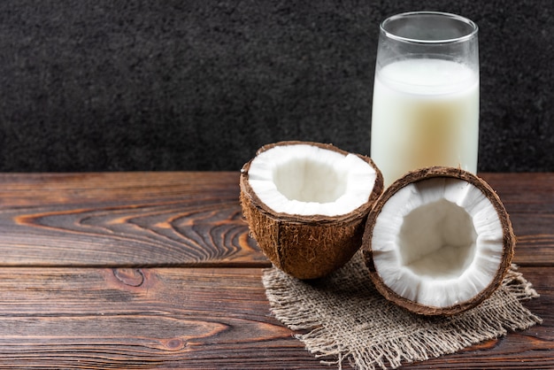 Lait de coco sur bois foncé