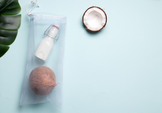 Lait de coco dans une bouteille et un sac écologique