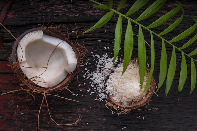 Le lait de coco et les flocons de noix de coco sont des aliments tropicaux