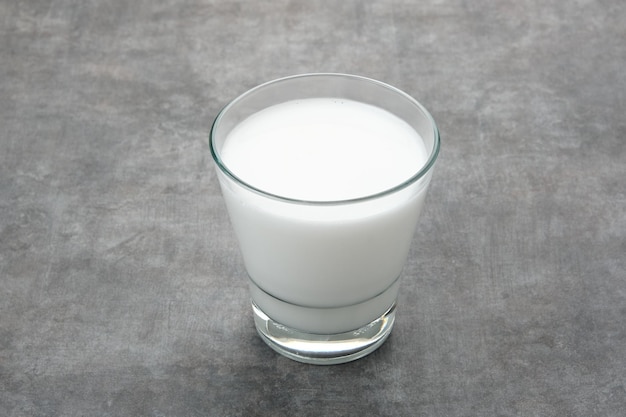 Lait de coco frais sur verre