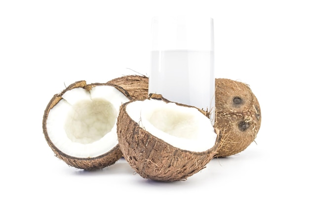 Lait de coco isolé sur fond blanc