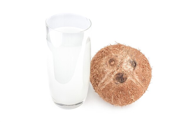 Lait de coco sur un tracé de détourage de fond blanc