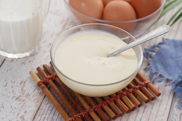 Lait concentré dans un bol en gros plan