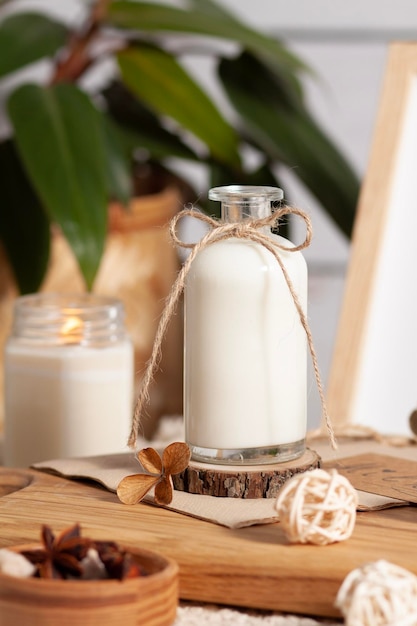 Lait dans une bouteille avec un arc sur un fond clair