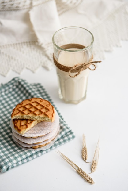 Lait dans un verre et biscuits sur la table