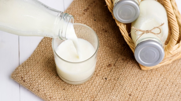 Un lait dans un verre et une bouteille.