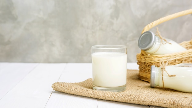 Un lait dans un verre et une bouteille.