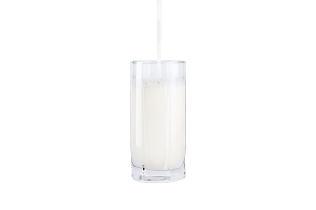 lait dans un verre isoler sur fond blanc