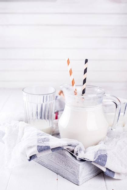 Lait Dans Le Verre Avec Des Pailles Et Du Miel