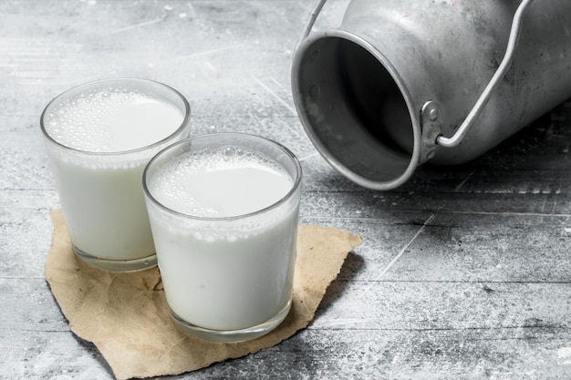 Lait dans des verres avec une canette